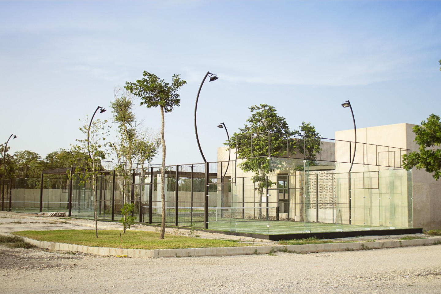 Nuestras canchas de pádel: Listas para recibir a sus primeros jugadores.