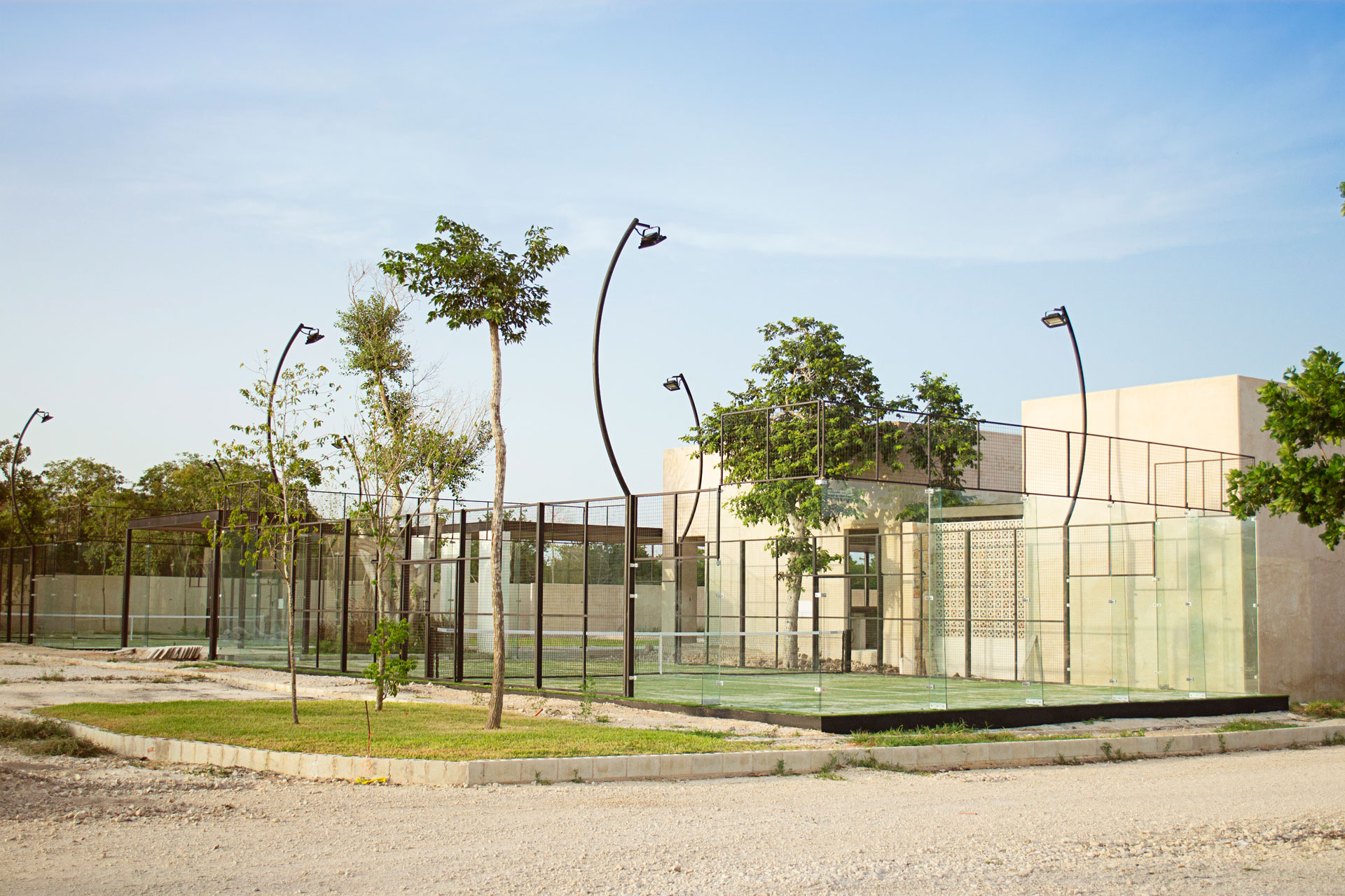 Nuestras canchas de pádel: Listas para recibir a sus primeros jugadores.