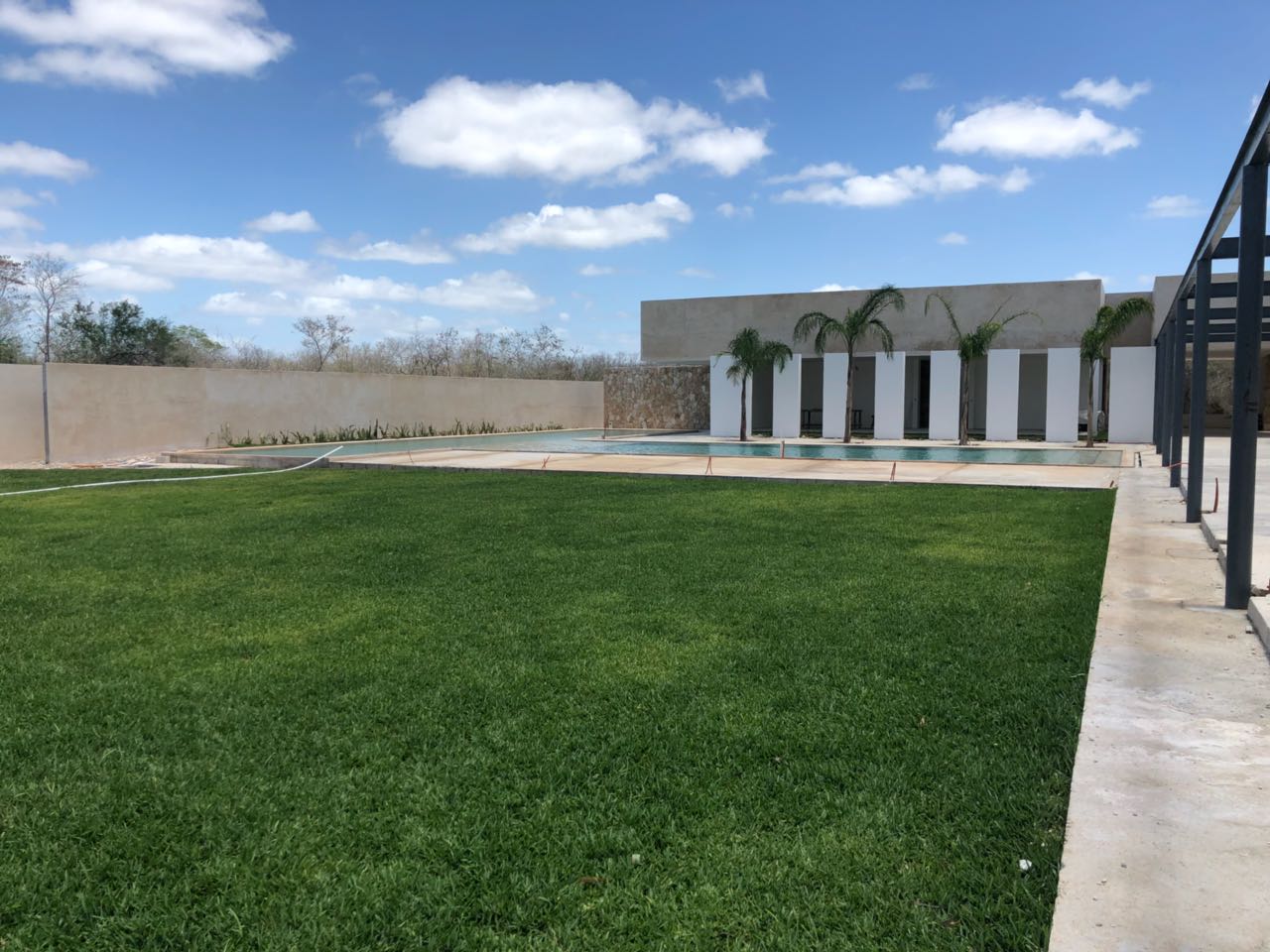 Listos los jardines y la alberca de nuestra Casa Club.