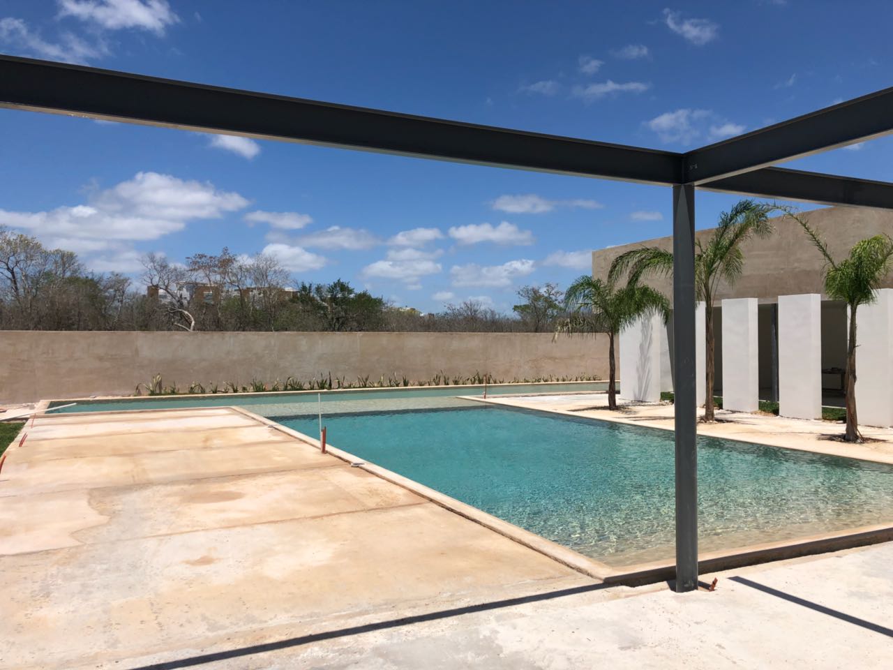 Listos los jardines y la alberca de nuestra Casa Club.