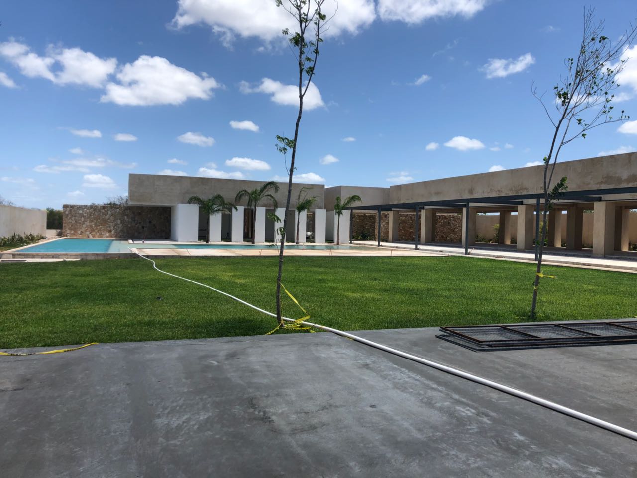 Listos los jardines y la alberca de nuestra Casa Club.