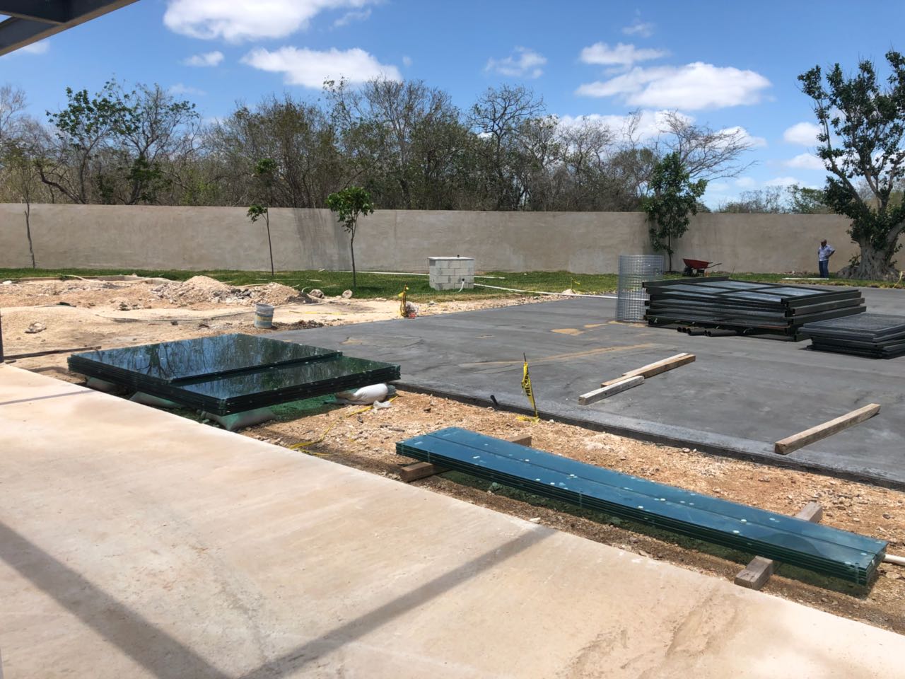 Listos los jardines y la alberca de nuestra Casa Club.