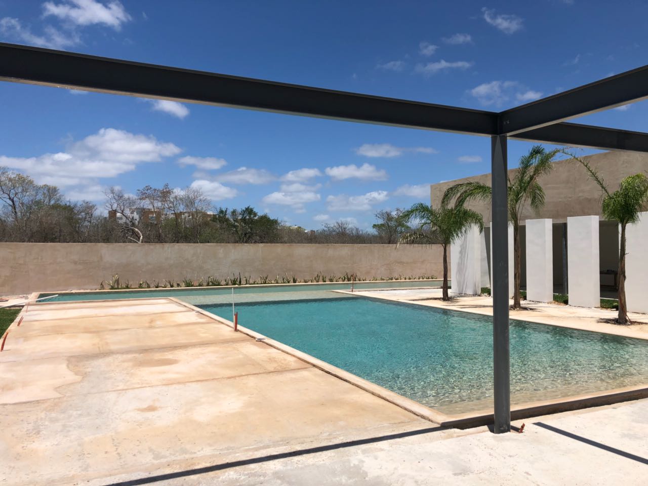 Listos los jardines y la alberca de nuestra Casa Club.