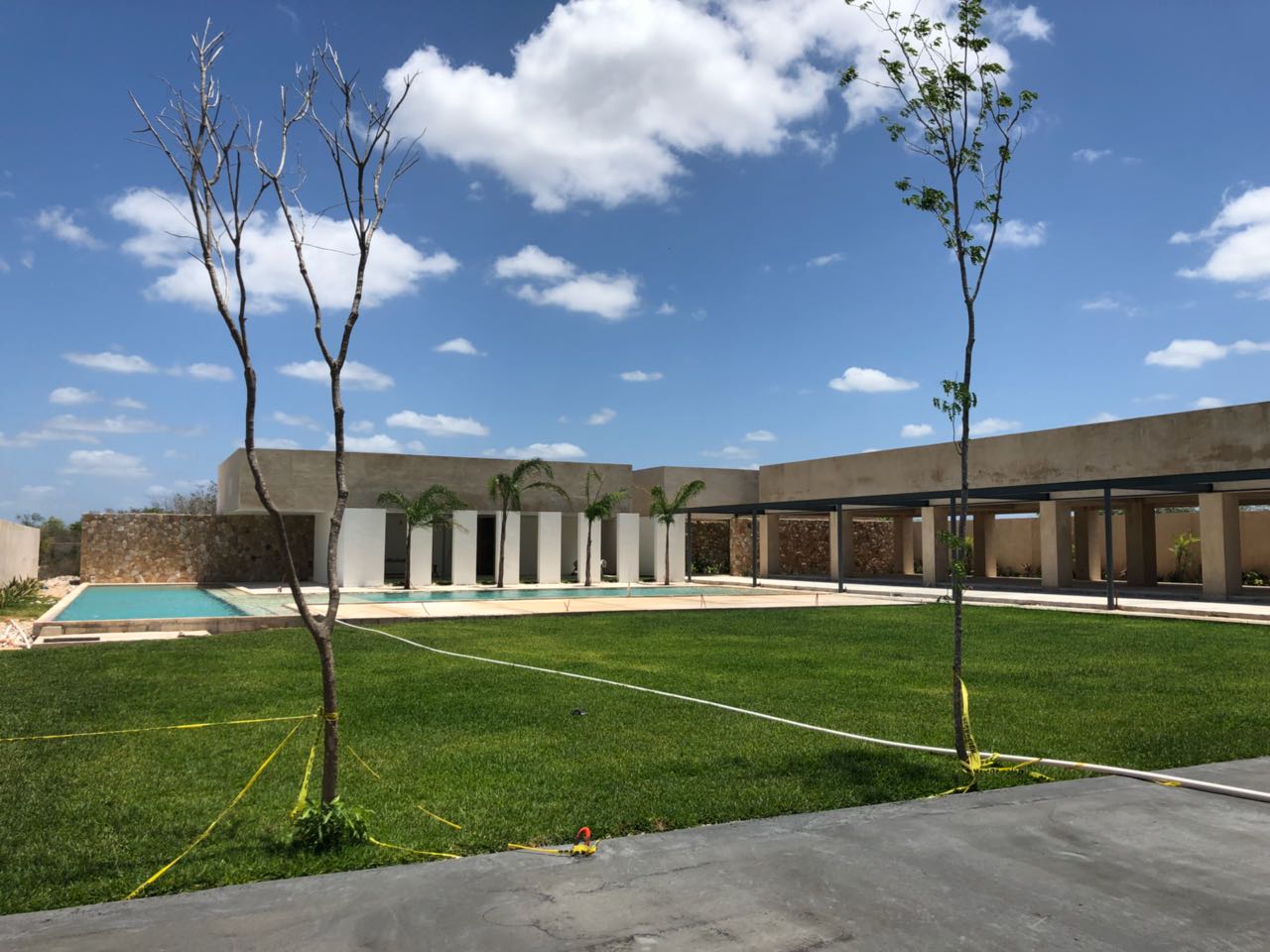 Listos los jardines y la alberca de nuestra Casa Club.