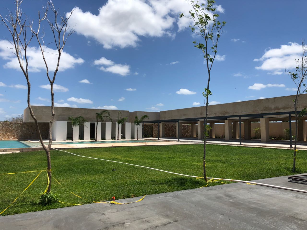 Listos los jardines y la alberca de nuestra Casa Club.